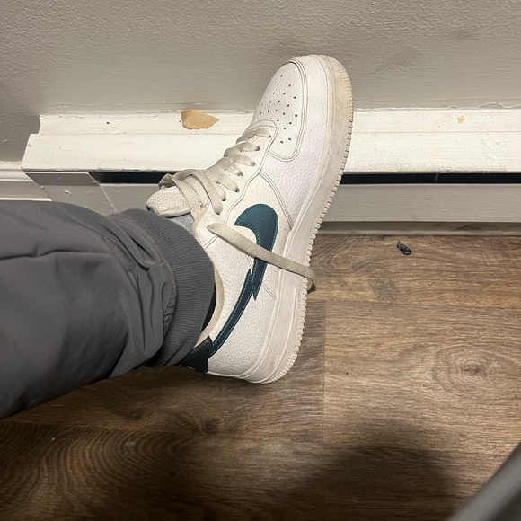 Nike Air Force 1 Low
Split Swoosh White Aquamarine Size Mens US 9 - Picture 4 of 4